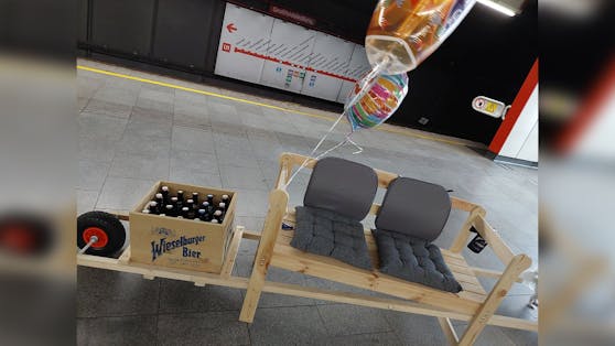Die kreative Wienerin stieg am Samstag bei der Station Großfeldsiedlung mit der Bierbank ein.