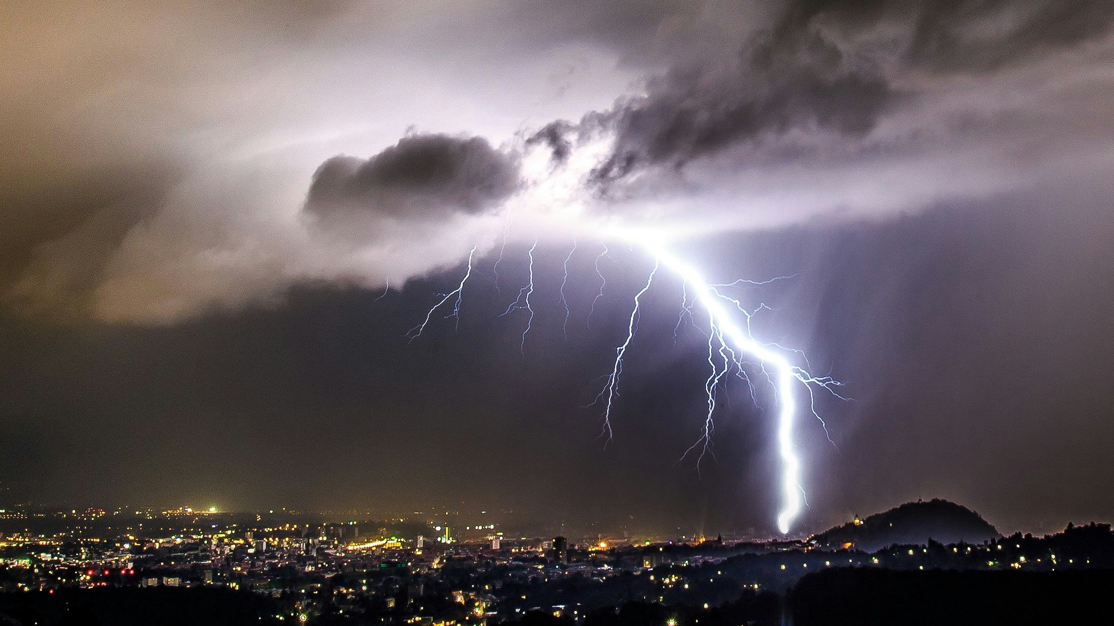 Ein Blitzeinschlag in der Nähe des Schlossbergs in der Grazer Innenstad. Archivbild