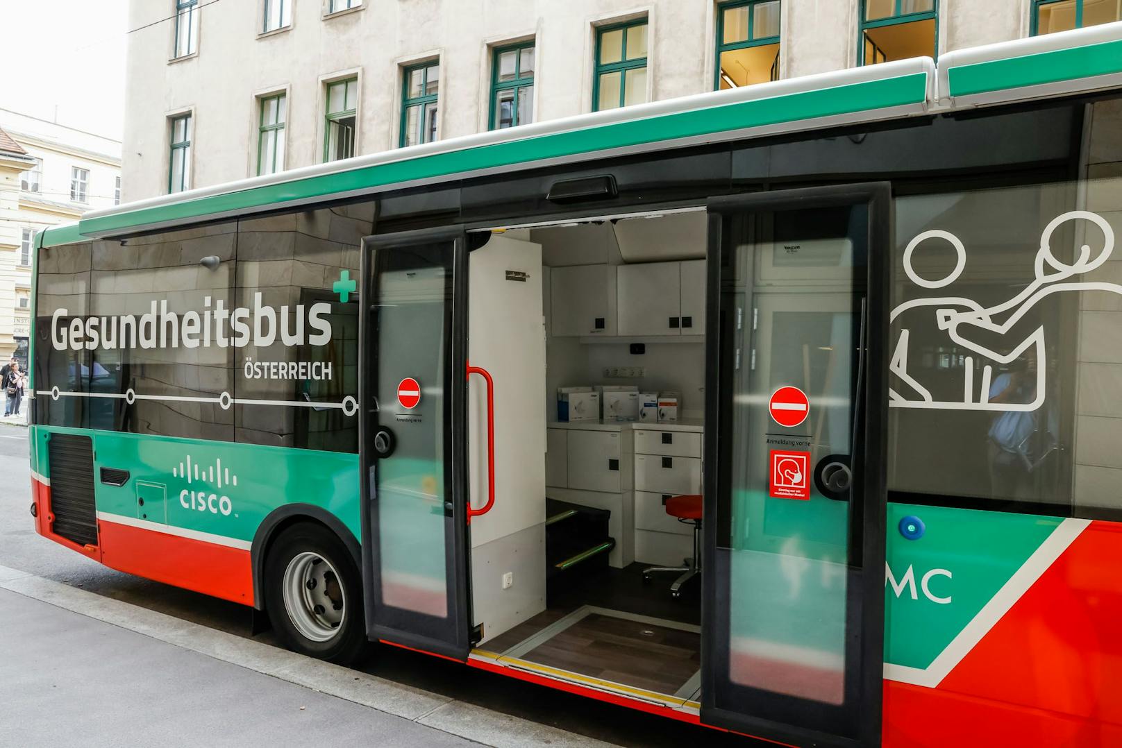 Ein 12,7-Meter-Niederflurbus wurde zu einer voll ausgestatteten, mobilen Arztpraxis umgebaut.