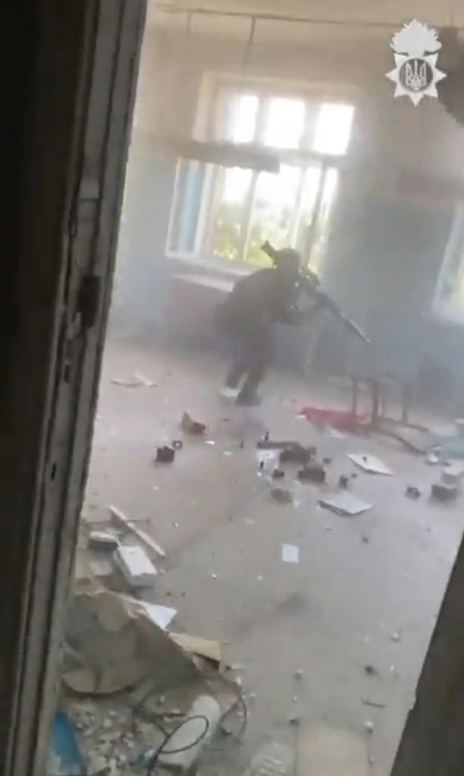 Video zeigt ukrainische Soldaten beim Häuserkampf in Sjewjerodonezk mit Maschinengewehren und Panzerfäusten.