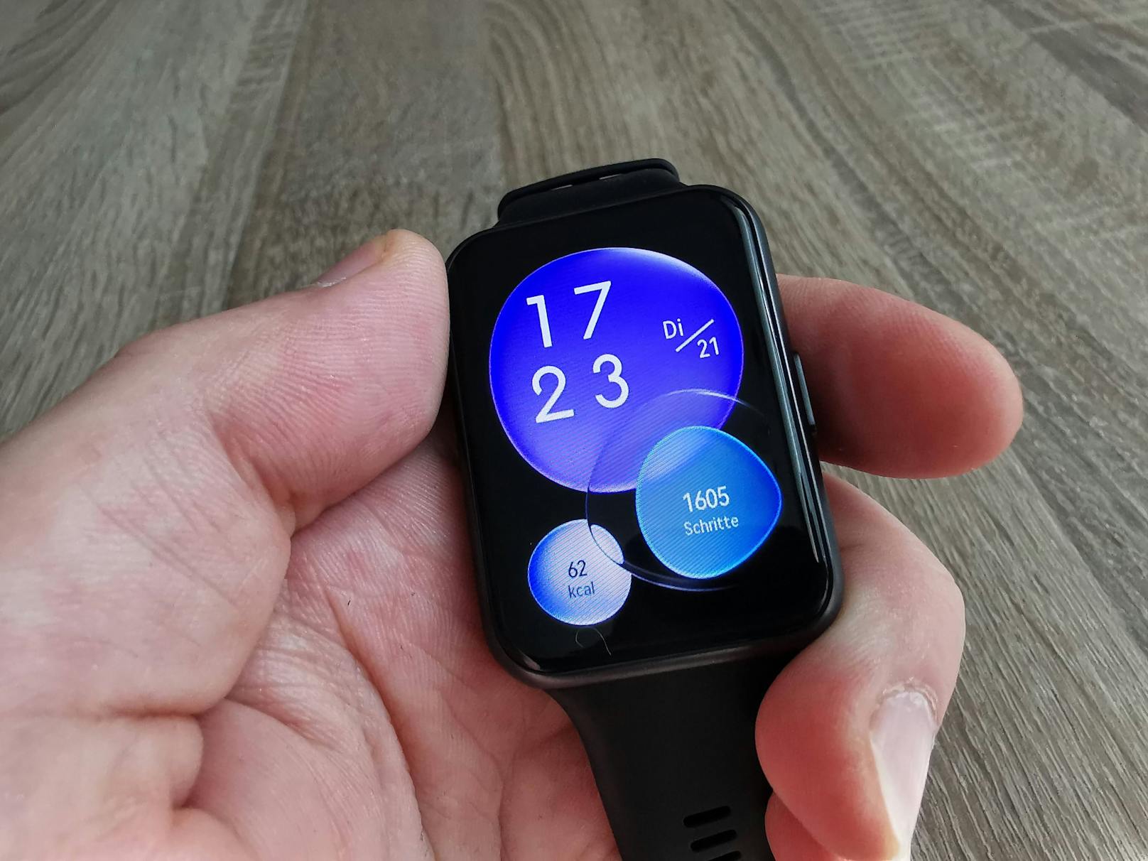 Auch bei schmalen Handgelenken sitzt die Huawei Watch Fit 2 gut am Arm, trägt sich dabei angenehm und wirkt auch visuell sehr dezent. Das Display der neuen ...&nbsp;