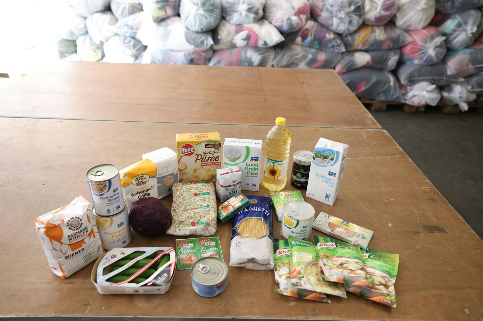 Der Inhalt eines Volkshilfe-Lebensmittelpakets:&nbsp;Fertigprodukte, Nudeln, Mehl, Konserven und Gemüse