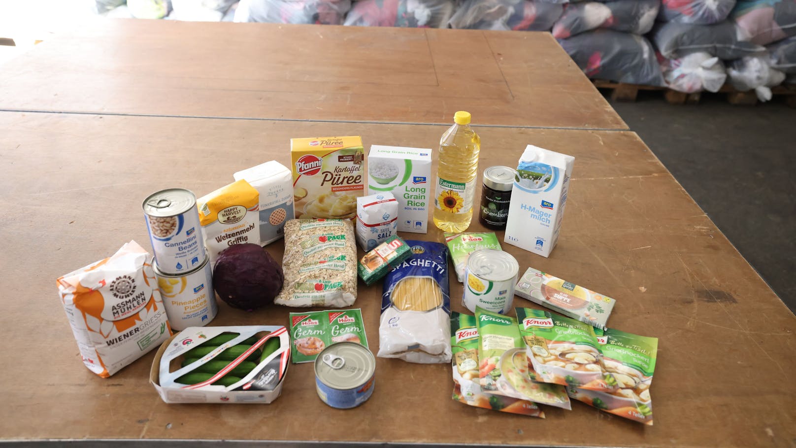 Fertigprodukte, Nudeln, Mehl, Konserven und Gemüse: Der Inhalt eines Volkshilfe-Lebensmittelpakets.