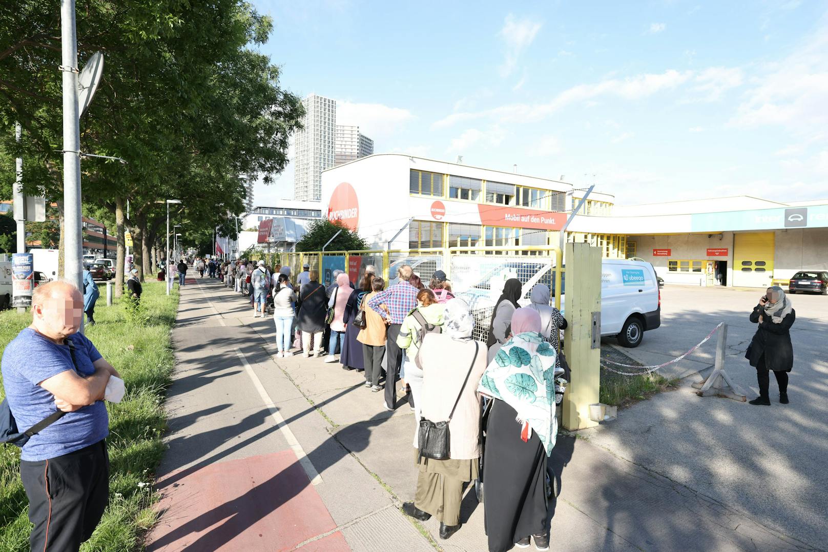 300 Meter lange Schlange vor dem Volkshilfe-Lager in Wien. Auch in OÖ ist die Nachfrage groß, in Freistadt dürften im Juni drei Mal mehr Kunden kommen als noch im Jänner.