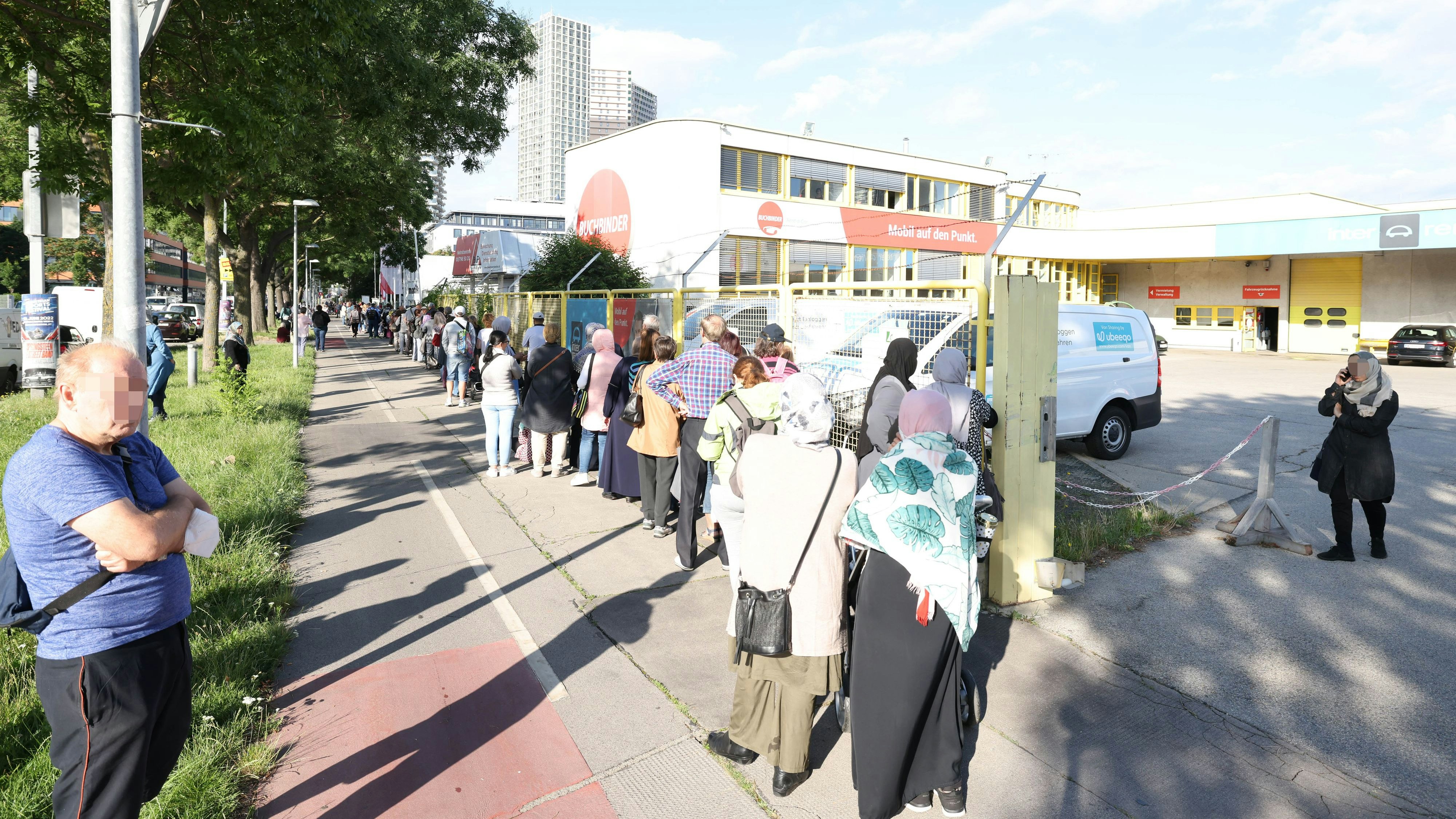 300 Meter lange Schlange vor dem Volkshilfe-Lager in Wien. 