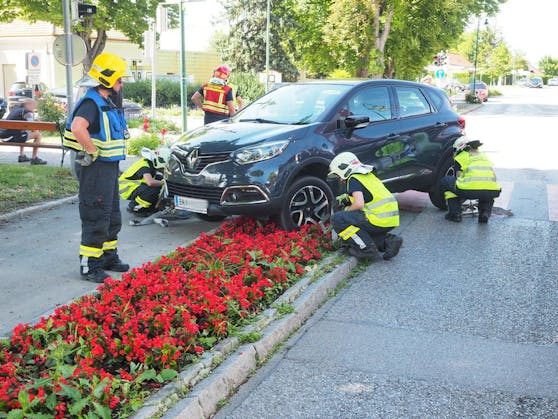 Die Feuerwehr befreite das Auto.