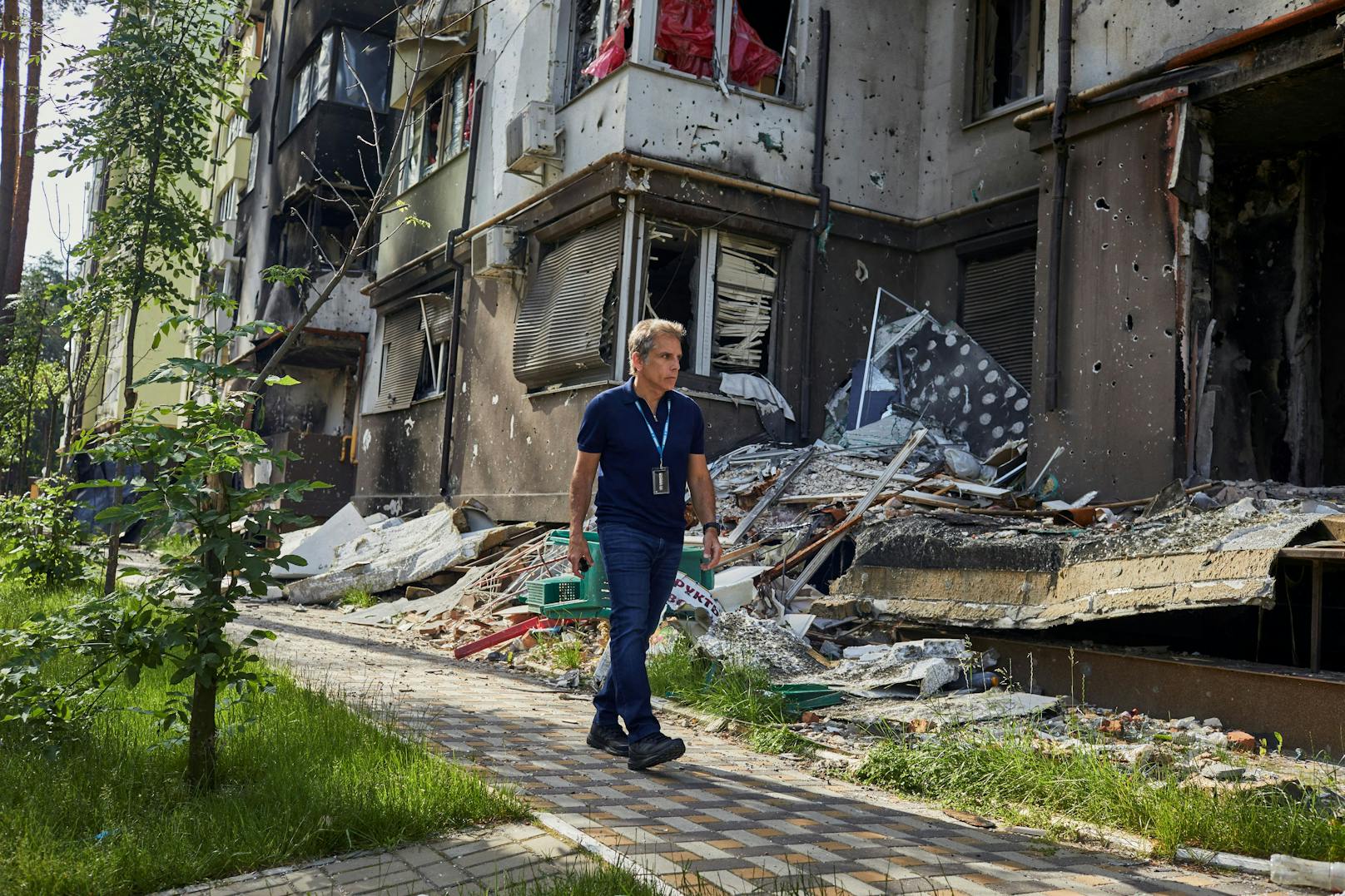 Nein, das ist kein Filmset, sondern Realität: Hollywood-Schauspieler <strong>Ben Stiller</strong> inmitten der Trümmer des zerstörten Ortes Irpin.