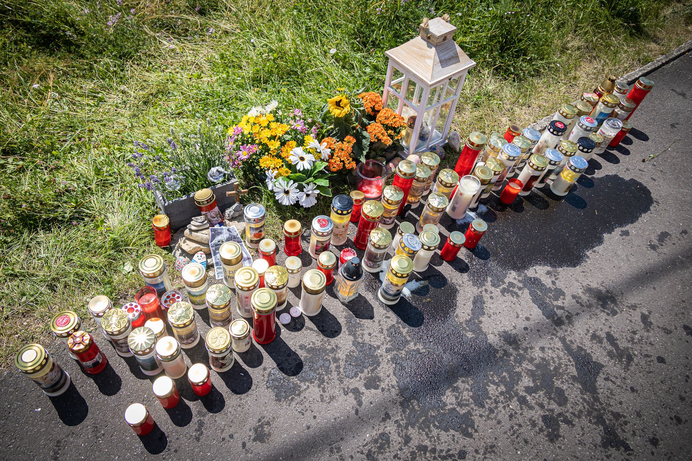 An der Unfallstelle stehen zahlreiche Blumen und Grabkerzen.