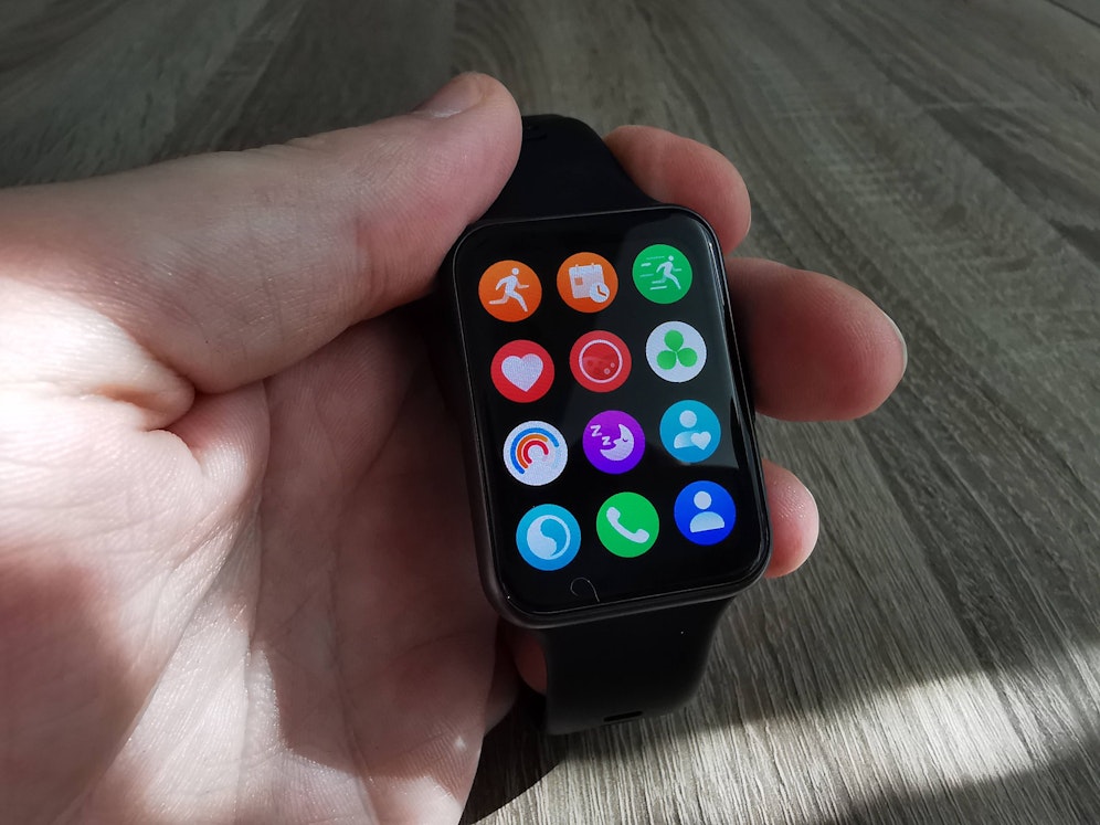 Die Huawei Watch Fit 2 zeigt sich nicht nur als schlichtes Update ihrer eckigen Vorgängerin, sondern gleich rundum erneuert. 