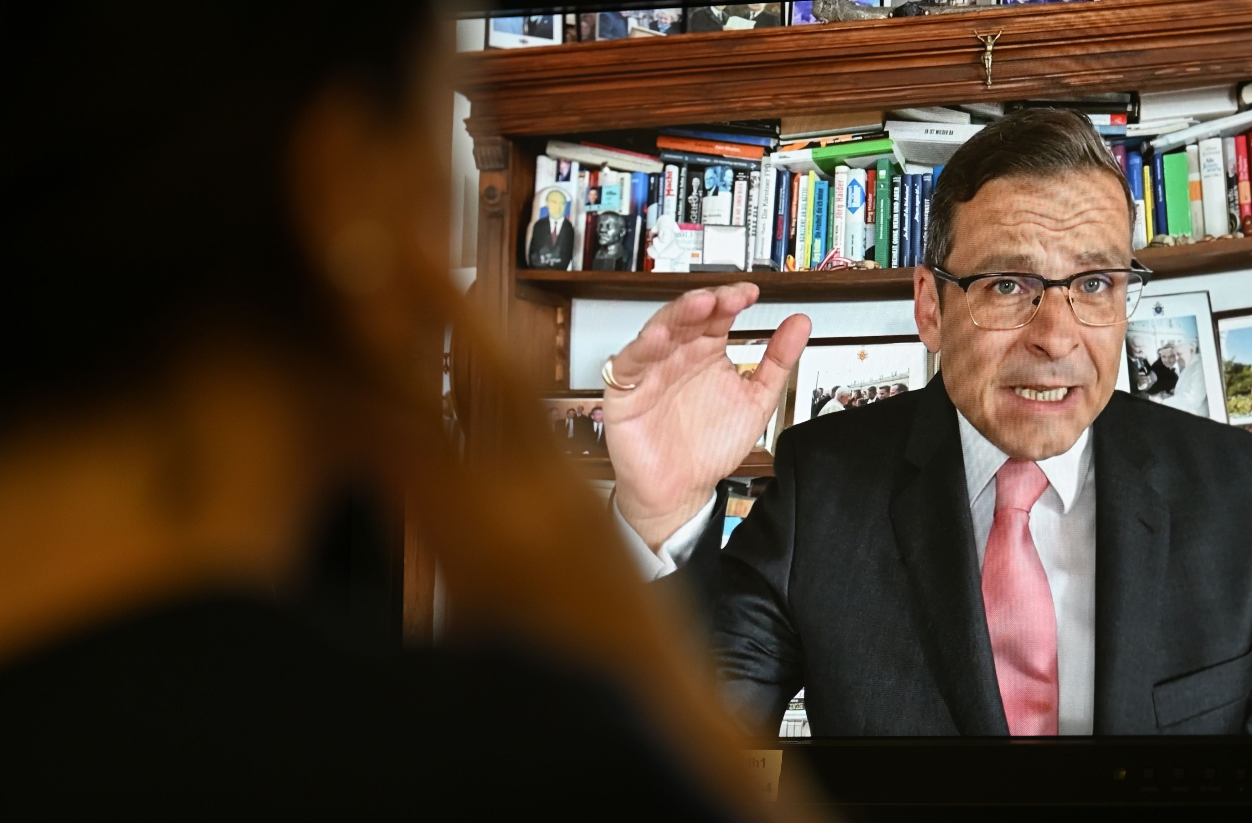 Download von www.picturedesk.com am 21.06.2022 (11:03).  ABD0025_20220621 - GRAZ - ÖSTERREICH: ZU APA0088 VOM 21.6.2022 - Gerald Grosz in einem Video anl. einer "Persönliche Erklärung", die er am Dienstag, 21. Juni 2022 auf verschiedenen Plattformen ausstrahlt. Gerald Grosz will nun definitiv für das Amt des Bundespräsidenten kandidieren. - FOTO: APA/HARALD SCHNEIDER - 20220620_PD12811 - Rechteinfo: Rights Managed (RM)