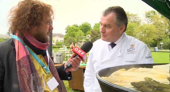 ORF-Society-Reporter Dave (l.) fand den Spargel von Starkoch Toni Mörwald (r.) in Grafenegg (NÖ) "nur mittelmäßig" und fragte, ob man dazu am besten Natursekt serviert.