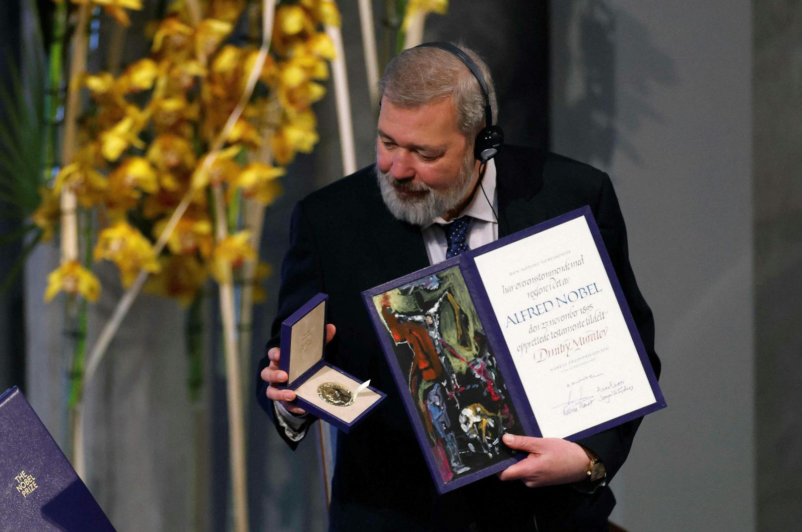 Der russische Journalist Dmitri Muratow versteigert seinen Friedensnobelpreis für ukrainische Kinder.