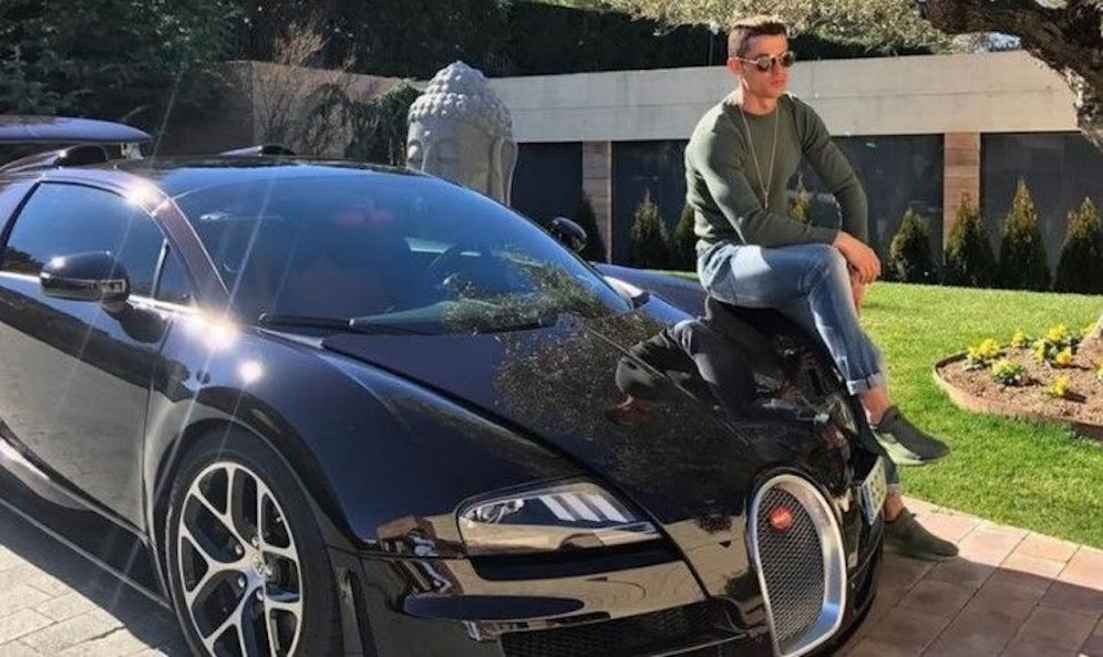 Cristiano Ronaldo auf seinem Bugatti.