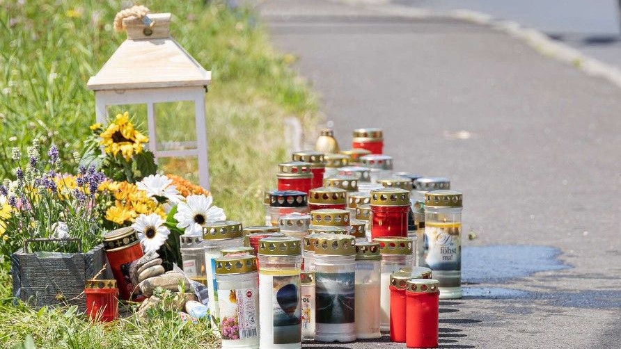 An der Unfallstelle wurden Blumen und Kerzen hinterlassen.