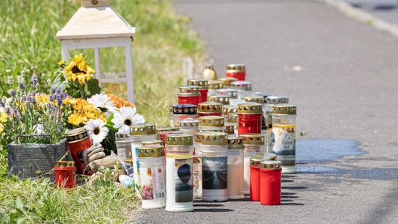 An der Unfallstelle wurden Blumen und Kerzen hinterlassen.