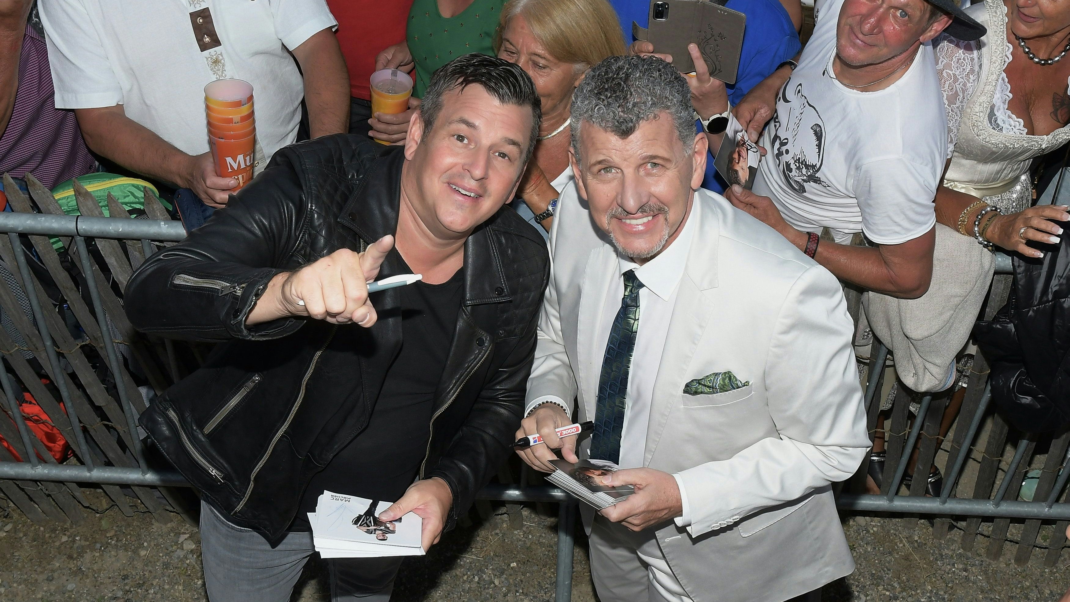 Download von www.picturedesk.com am 21.06.2022 (13:38).  18.06.2022, St.Oswald-Open Air Gelände, Bad Kleinkirchheim, AUT, Sommer Open Air, wenn die Musi spielt, im Bild Mar Pircher+Semino Rossi beim Bad in der Menge,Autogramme geben // during the Summer Open Air, when the music plays at the St.Oswald-Open Air Gelände in Bad Kleinkirchheim, Austria on 2022/06/18. EXPA Pictures © 2022, PhotoCredit: EXPA/ Eibner-Pressefoto/ Zichy *****ATTENTION - OUT of GER***** - 20220619_PD6995 - Rechteinfo: Rights Managed (RM)