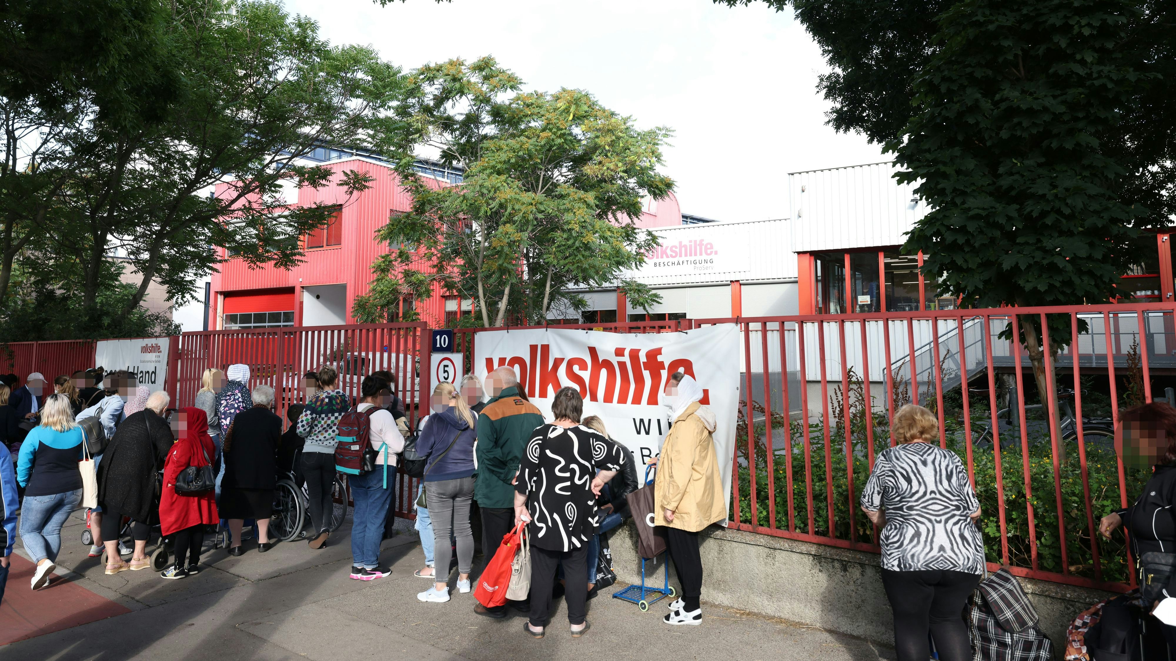 Die Wiener Volkshilfe gibt in der Modecenterstraße kostenlose Lebensmittel an Bedürftige aus. 