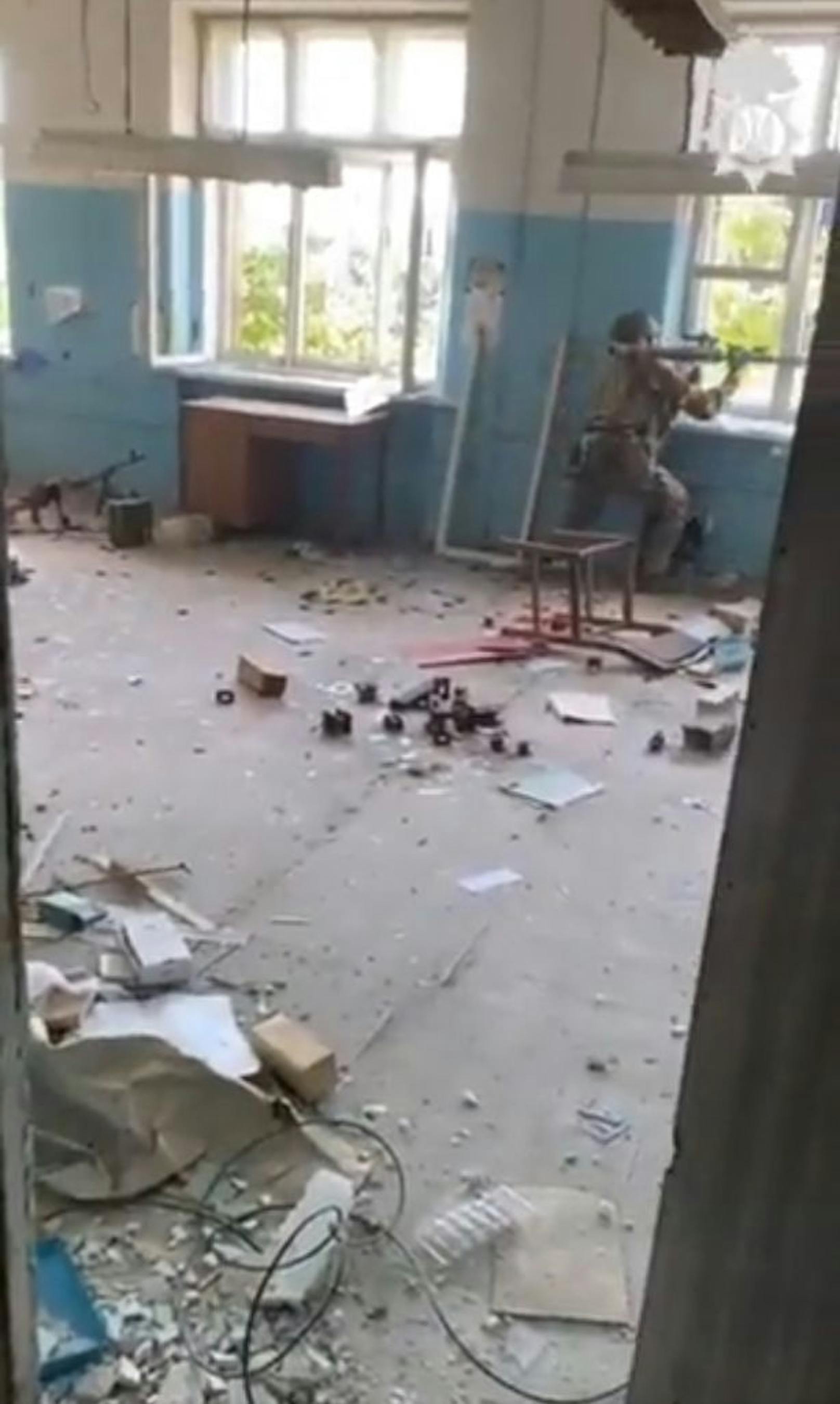 Das Video zeigt ukrainische Soldaten beim Häuserkampf in Sjewjerodonezk mit Maschinengewehren und Panzerfäusten.