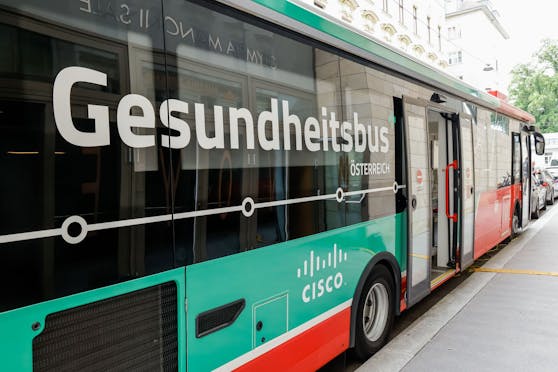 Ein 12,7-Meter-Niederflurbus wurde zu einer voll ausgestatteten, mobilen Arztpraxis umgebaut. 