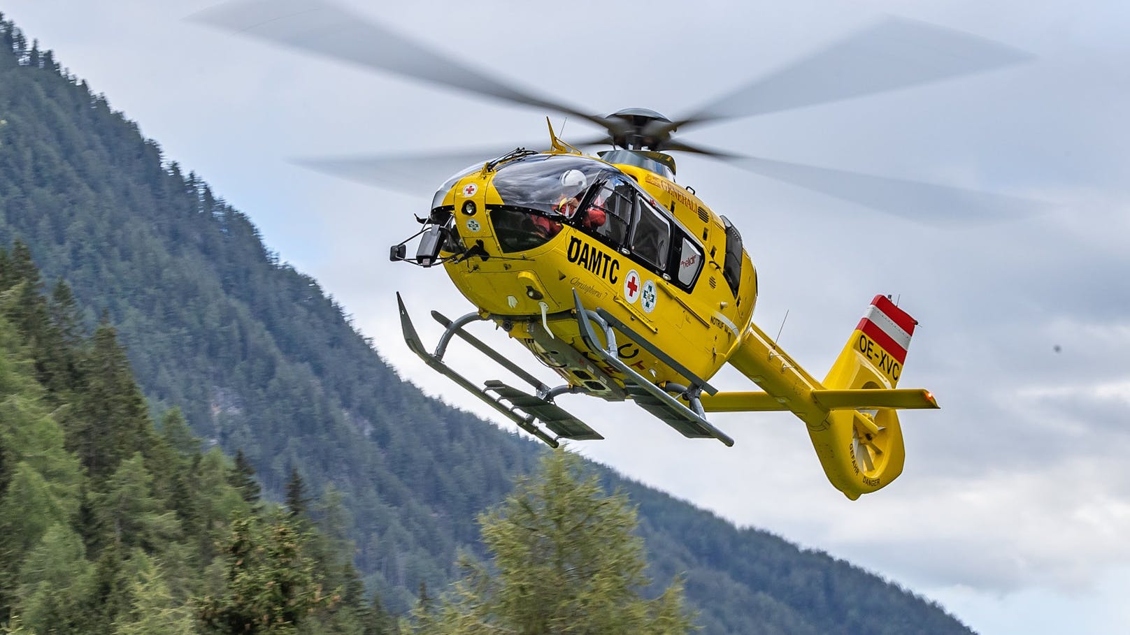 Ein ÖAMTC Notarzthelikopter im Bergeeinsatz. Symbolbild