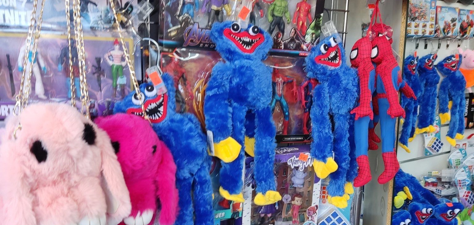 Die blaue Gruselpuppe ist längst nicht mehr nur auf den Bildschirmen zu finden.