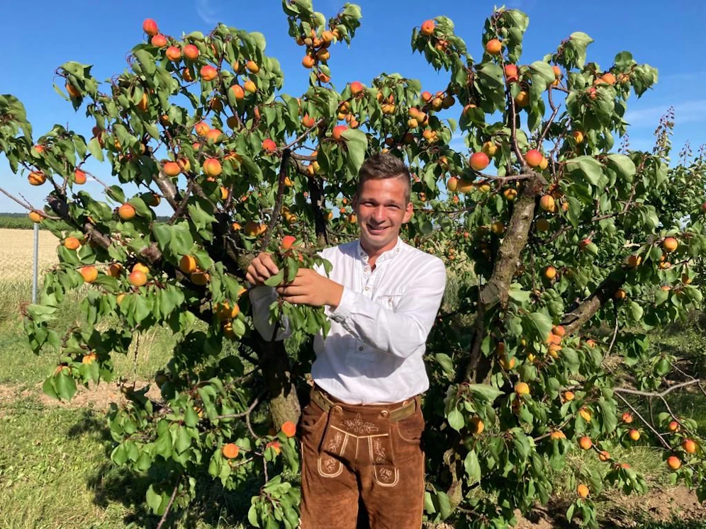 Florian Makowsky in seinem Obstgarten.