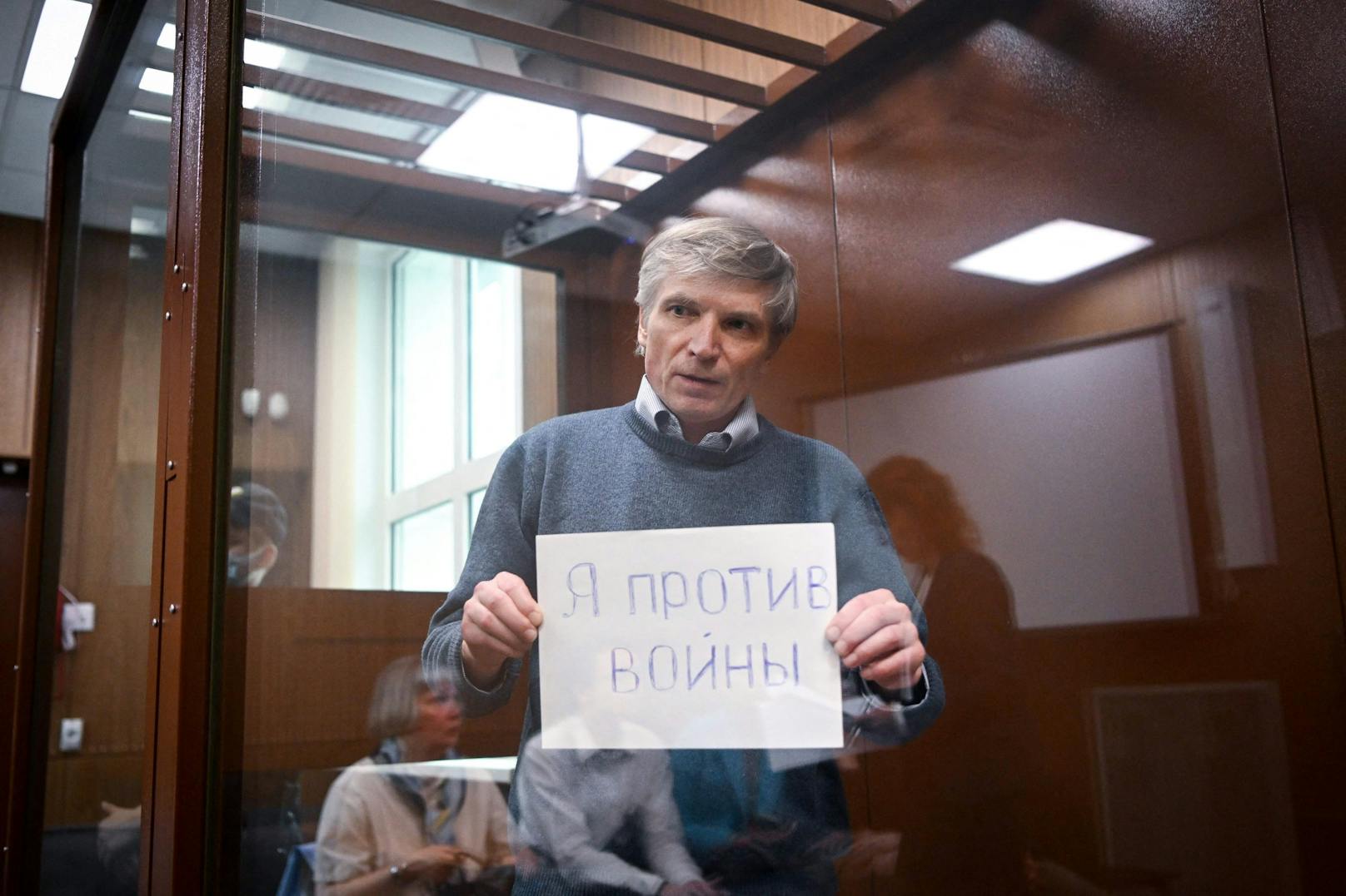 Beim Prozessauftakt in Moskau am Dienstag hielt der Beschuldigte einen Zettel mit der Aufschrift "Nein zum Krieg" in Händen.