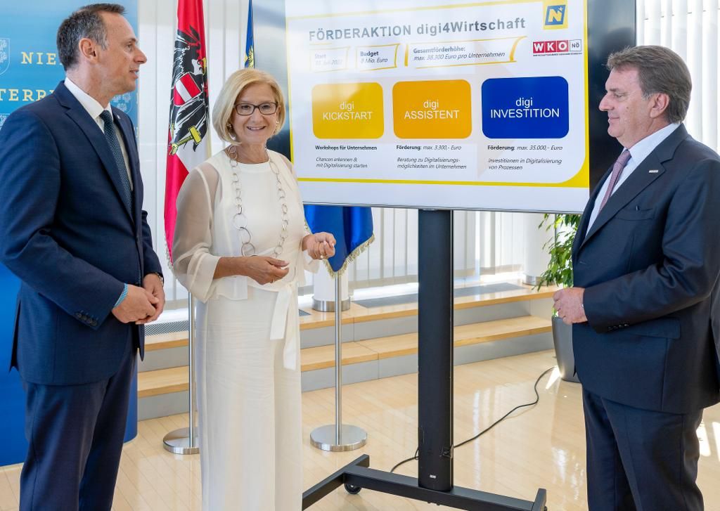 Landeshauptfrau Johanna Mikl-Leitner präsentiert gemeinsam mit Landesrat Jochen Danninger (li) und WKNÖ Präsident Wolfgang Ecker (re.) die Förderaktion digi4Wirtschaft.