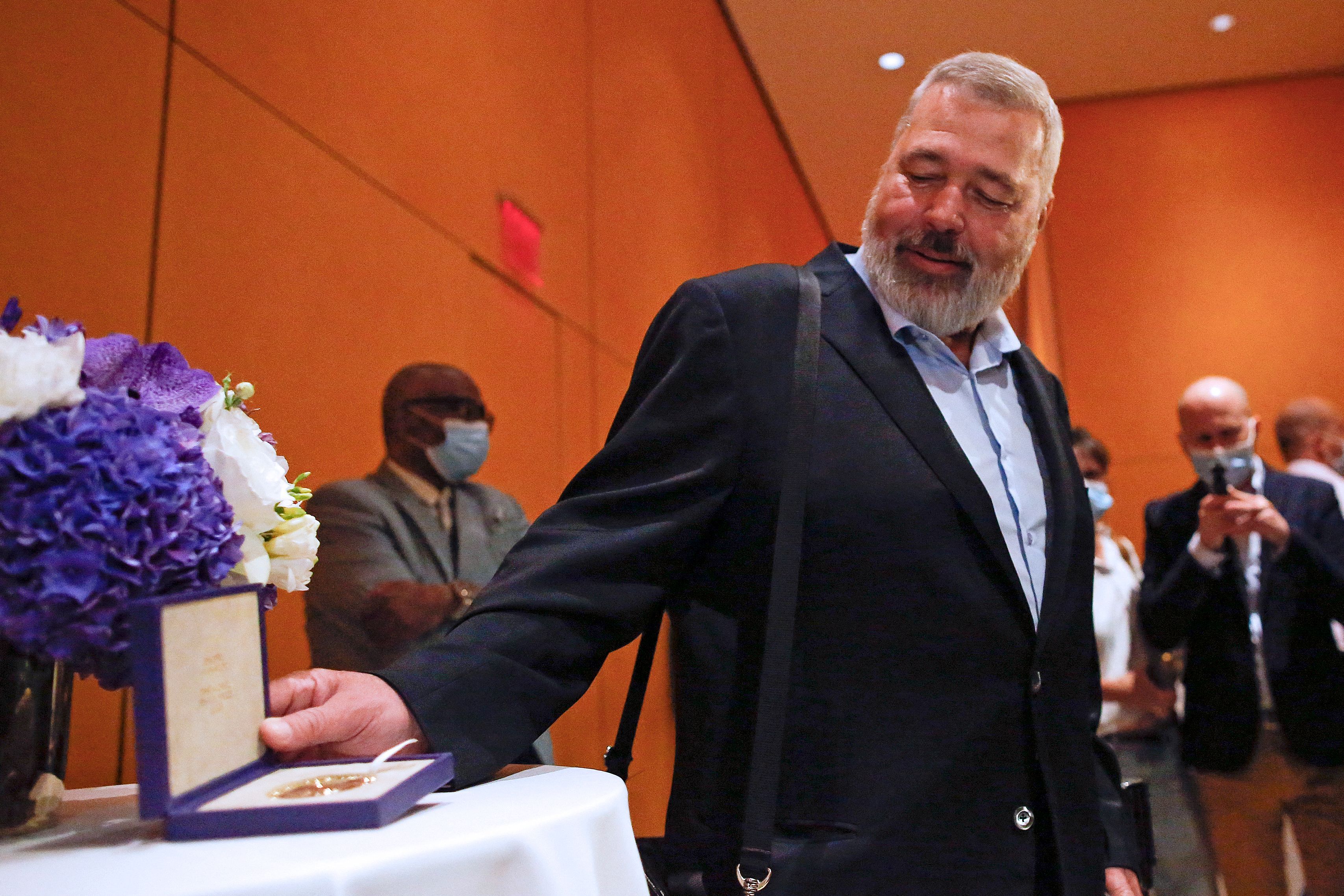 Der russische Journalist Dmitry Muratov versteigert seine Friedensnobelpreismedaille zur Unterstützung von Kindern, die durch den Krieg in der Ukraine vertrieben wurden, in New York am 20. Juni 2022.