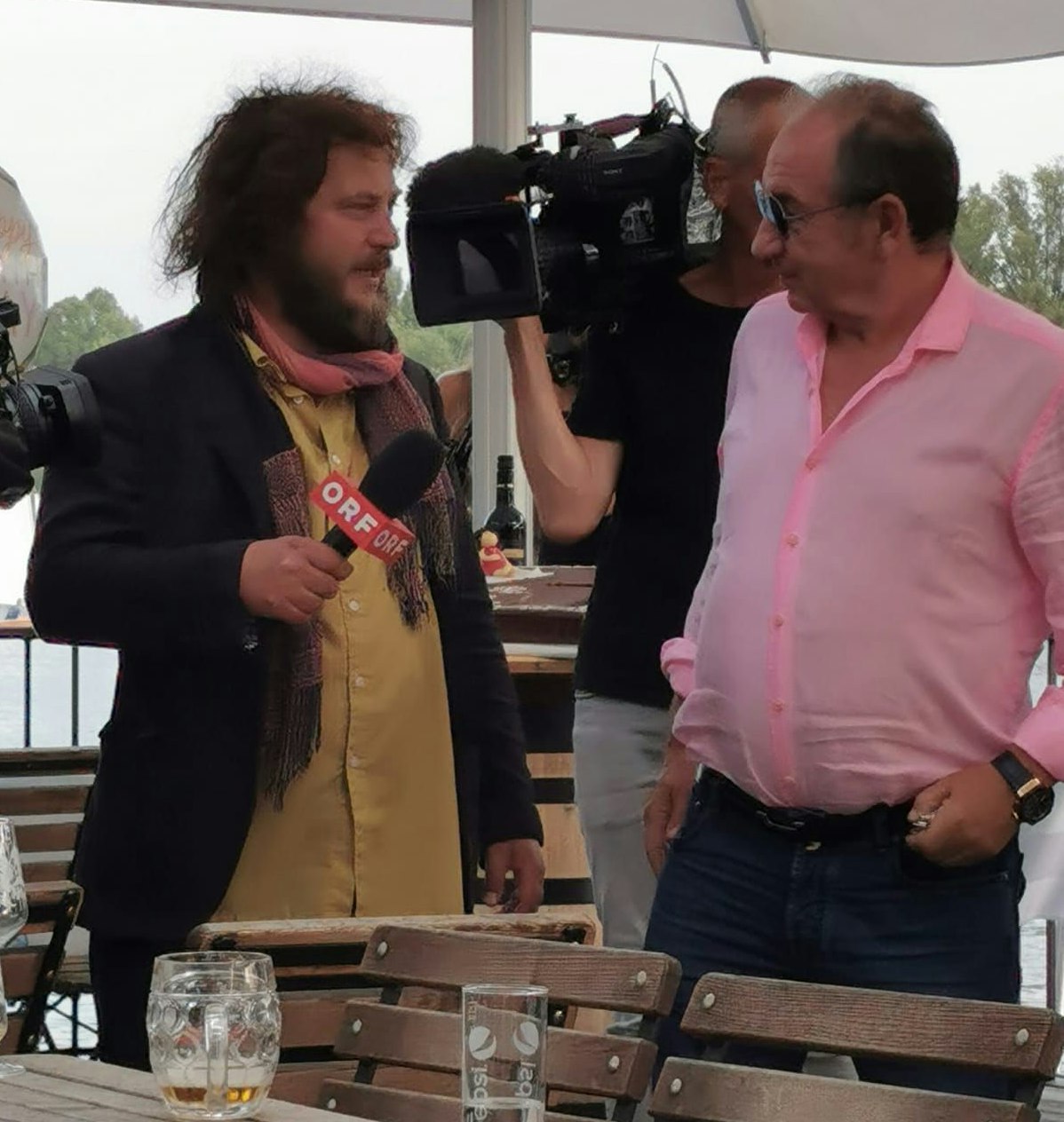 Dave (l.) crashte Mausi Lugners Geburtstagsparty. Sie wollte nicht "interviewt" werden, stattdessen musste Unternehmer und Nicht-Promi Hansi Grimme (r.), Chef vom Fliesendorf, daran glauben.