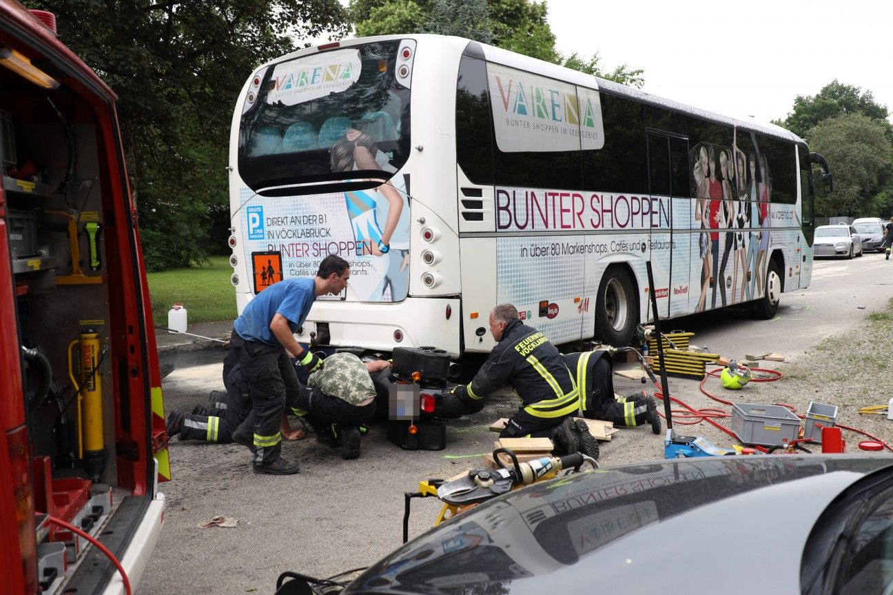 Motorrad unter Vöcklabrucker Schulbus