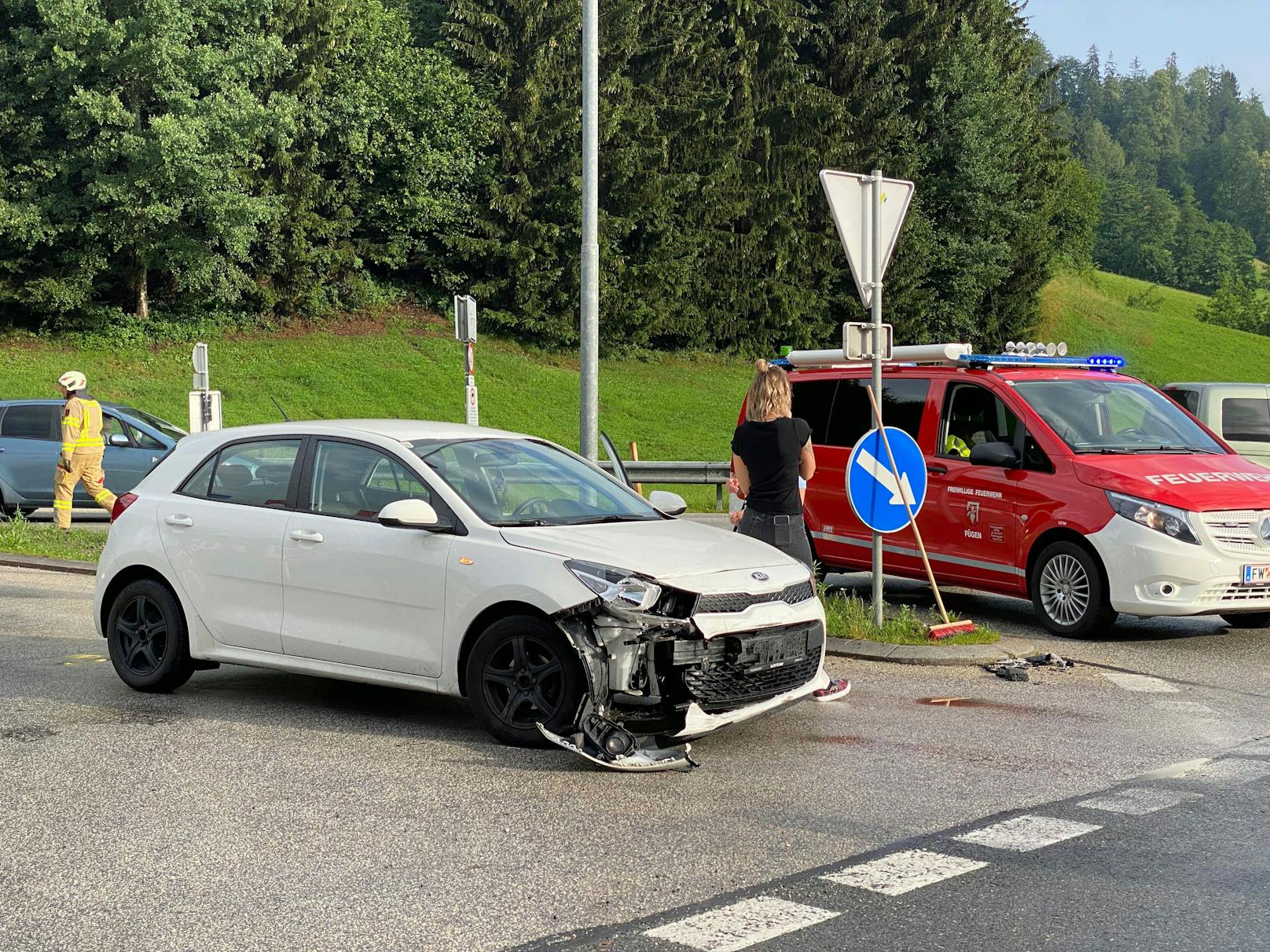Eine 24-jährige Österreicher fuhr zum selben Zeitpunkt von der Fügener Hauptstraße in Richtung B169 und wollte in diese einbiegen. 