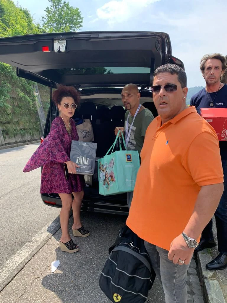 Auf geht's – Christina Lugner und Tony Wegas machen sich auf den Weg von Wien nach Lignano 