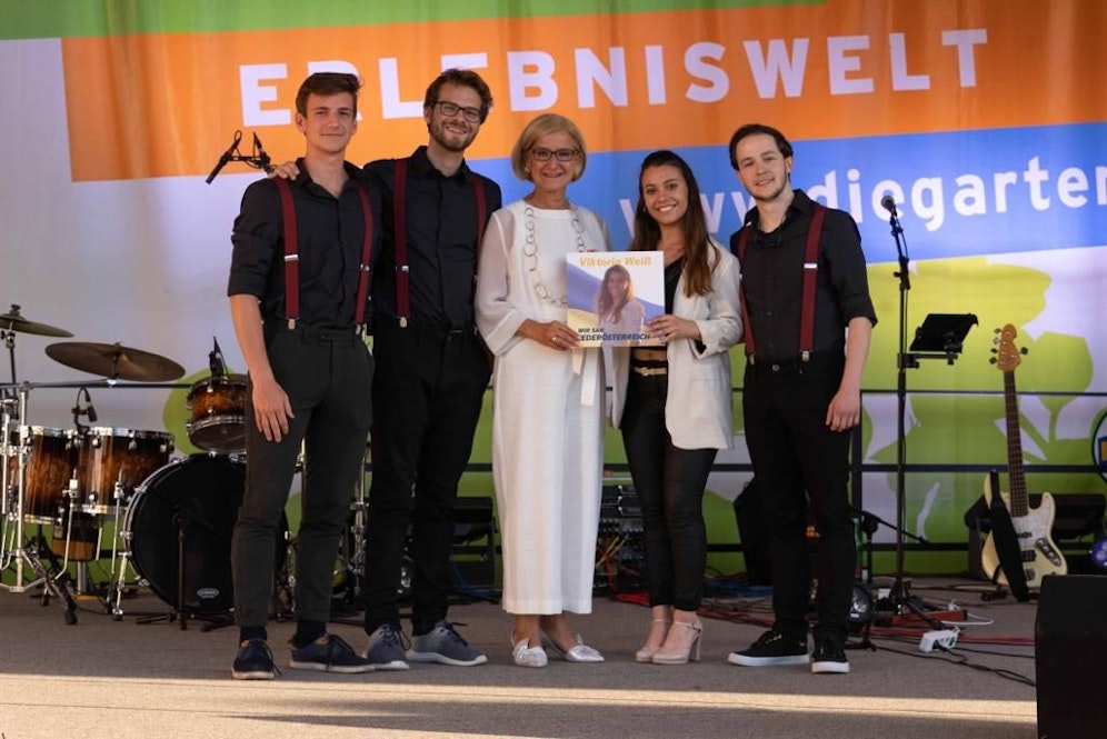 Viki Weiß (2.v.re.) und Band gemeinsam mit Landeshauptfrau Johanna Mikl-Leitner