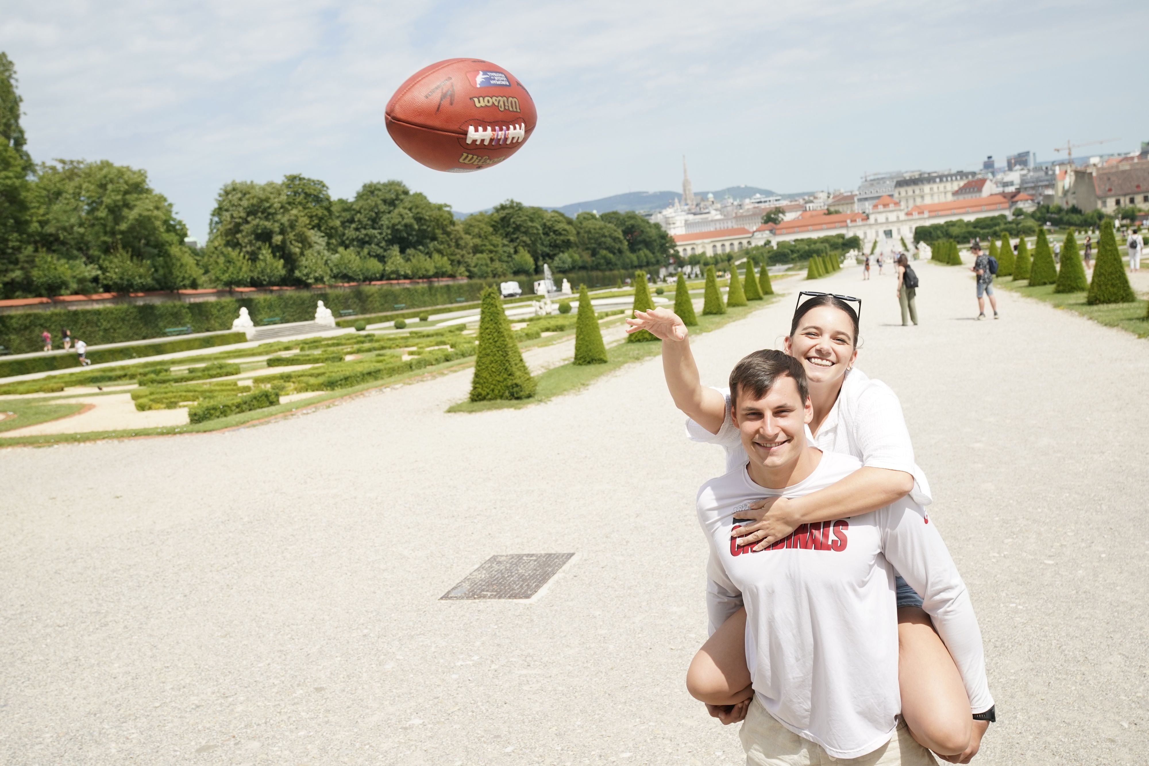 Bernhard Seikovits mit Freundin Lena in der barocken Parkanlage des Belvedere.