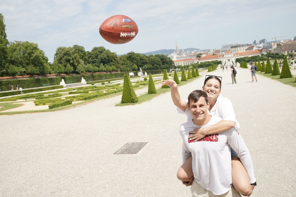 Bernhard Seikovits mit Freundin Lena in der barocken Parkanlage des Belvedere.