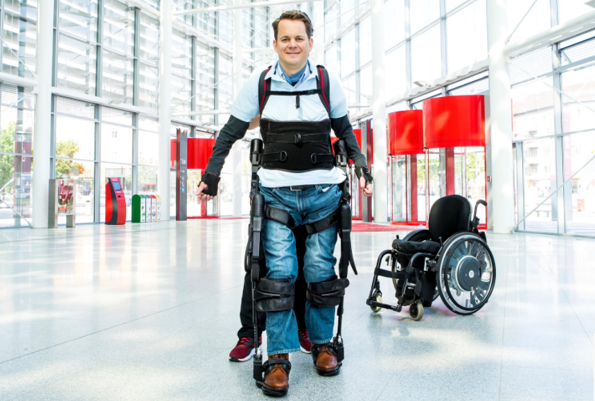 Gründer Demblin mit dem Exoskelett