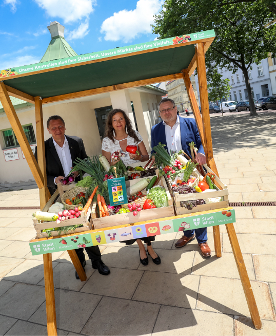 Bezirkschef Thomas Steinhart, Märktestadträtin Ulli Sima (beide SPÖ) und Marktamtsdirektor Andreas Kutheil (v.li.) feierten das Comback des Lorymarktes.