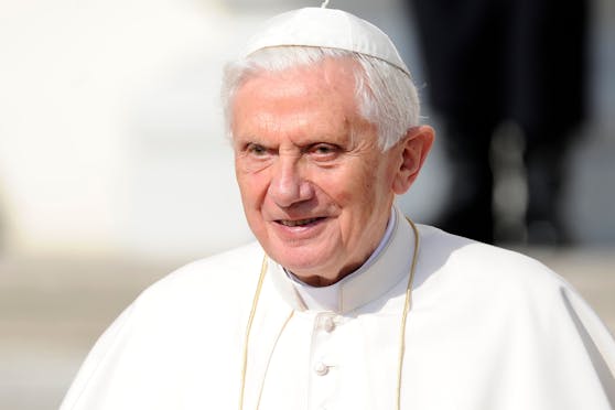 2013 gab Benedikt sein Amts als Papst auf, jetzt zieht ein Missbrauchsopfer gegen ihn vor Gericht. 