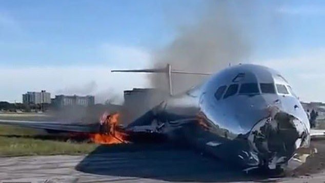 Die Passagiere retteten sich nach der Bruchlandung ins Freie.