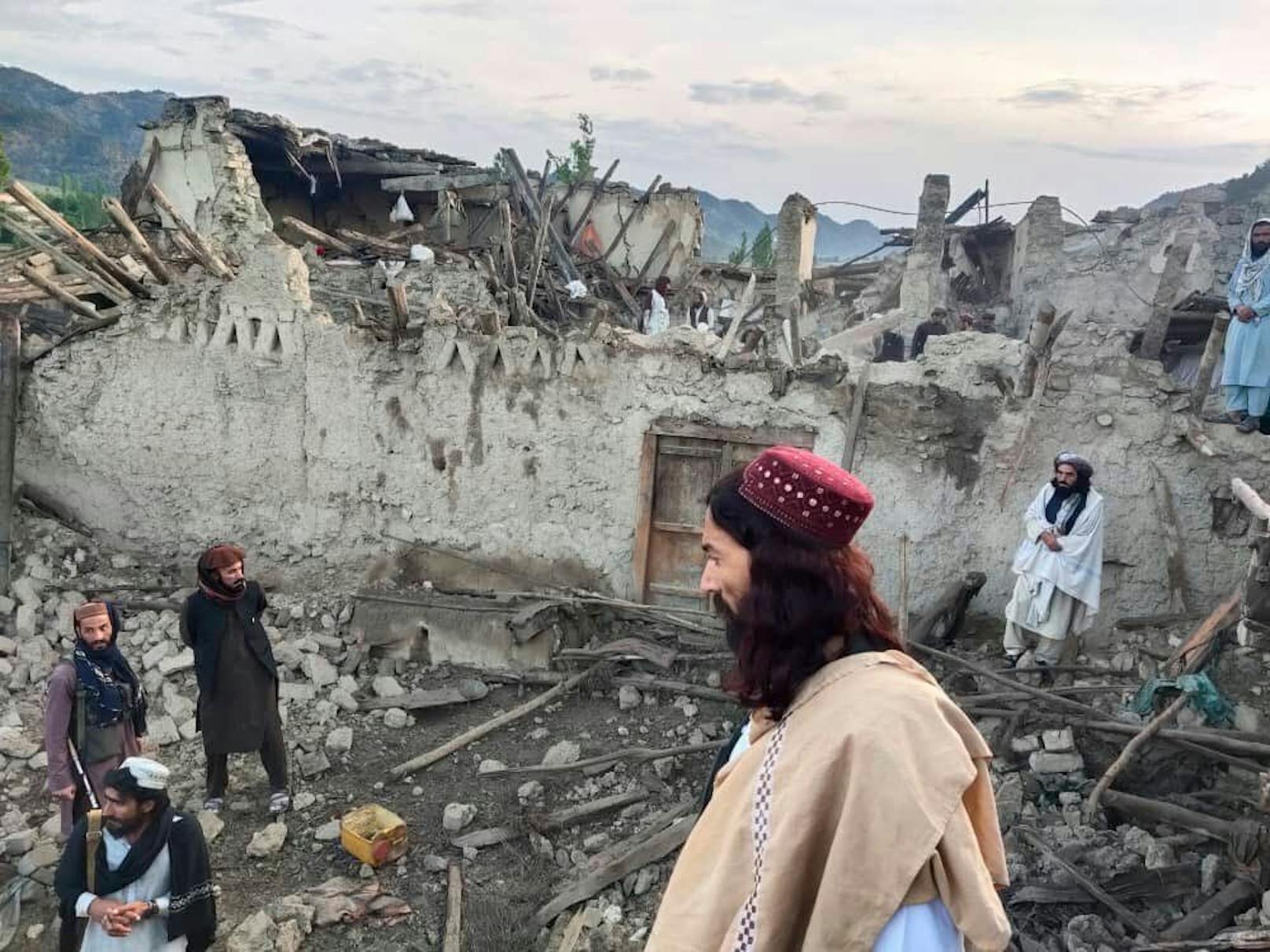 Ein Sprecher der regierenden Taliban sprach von Dutzenden zerstörten Häusern in den Provinzen Paktika und Chost.