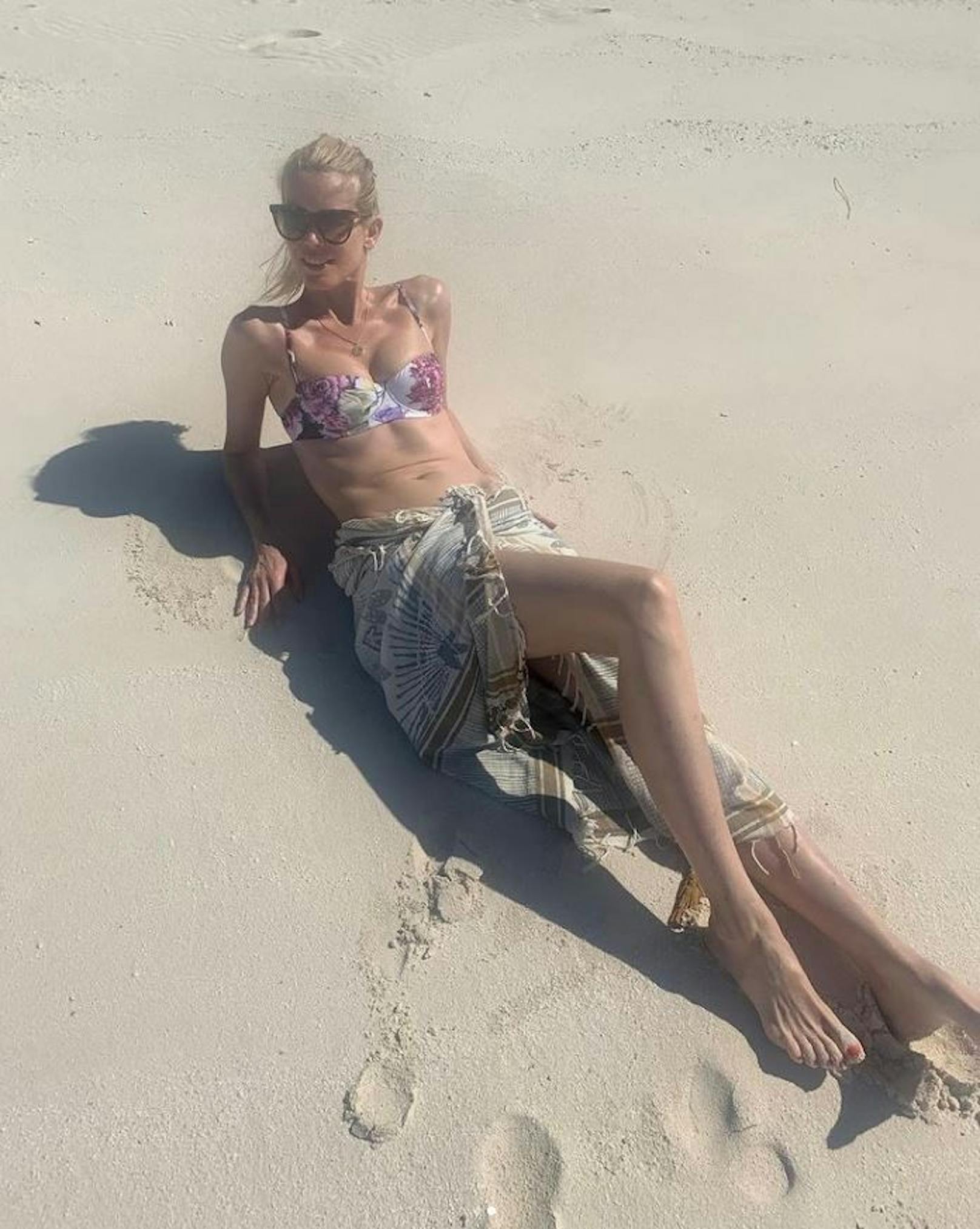 Claudia Schiffer genießt ihren freien Tag am Strand.