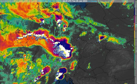 Gewitterlinie am IR-Satellitenbild (inkl. Blitze) am 29. Juni 2021.
