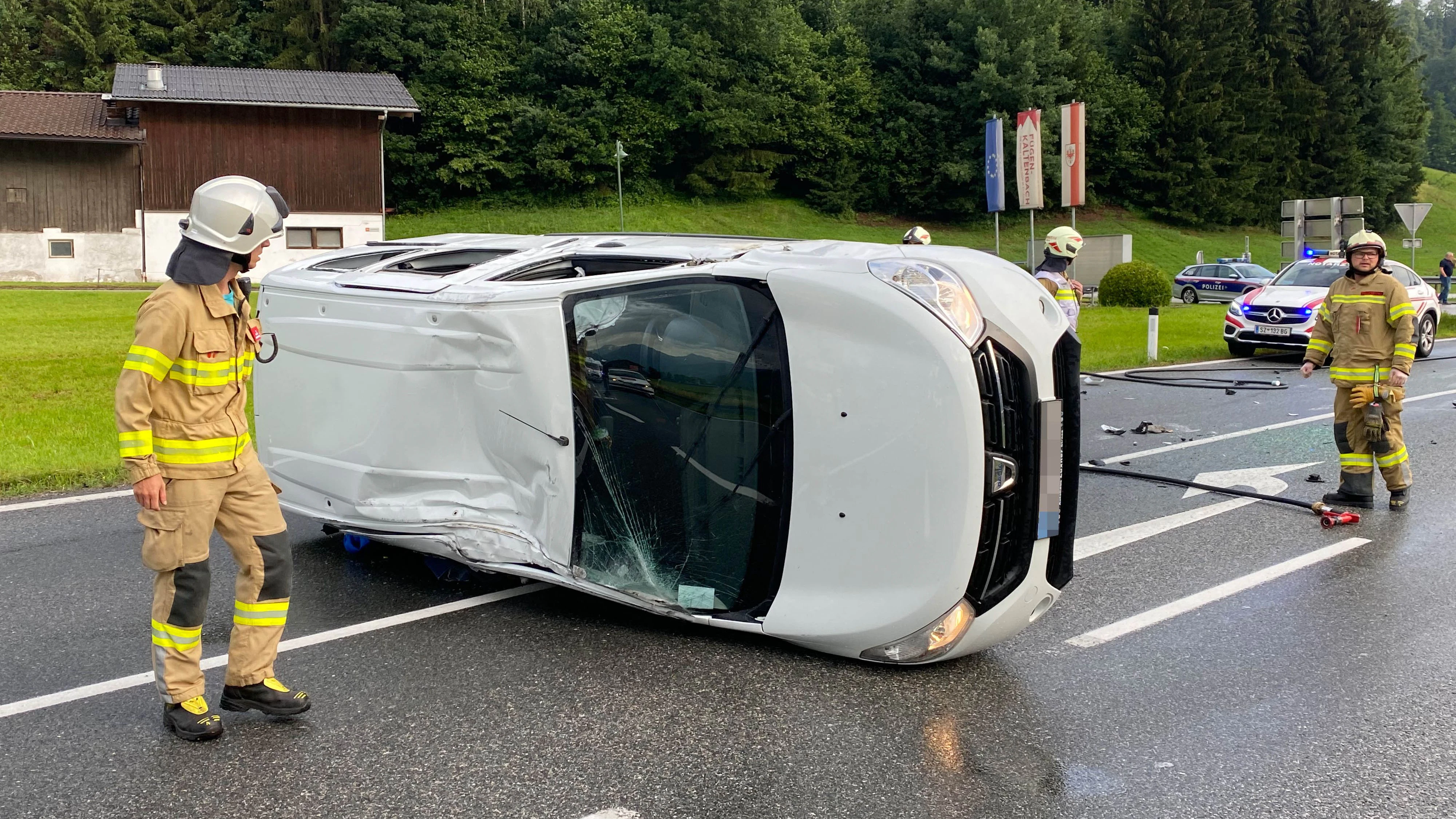 Verkehrsunfall auf der Zillertaler Bundesstraße in Fügen -Fotocredit: ZOOM.TIROL 