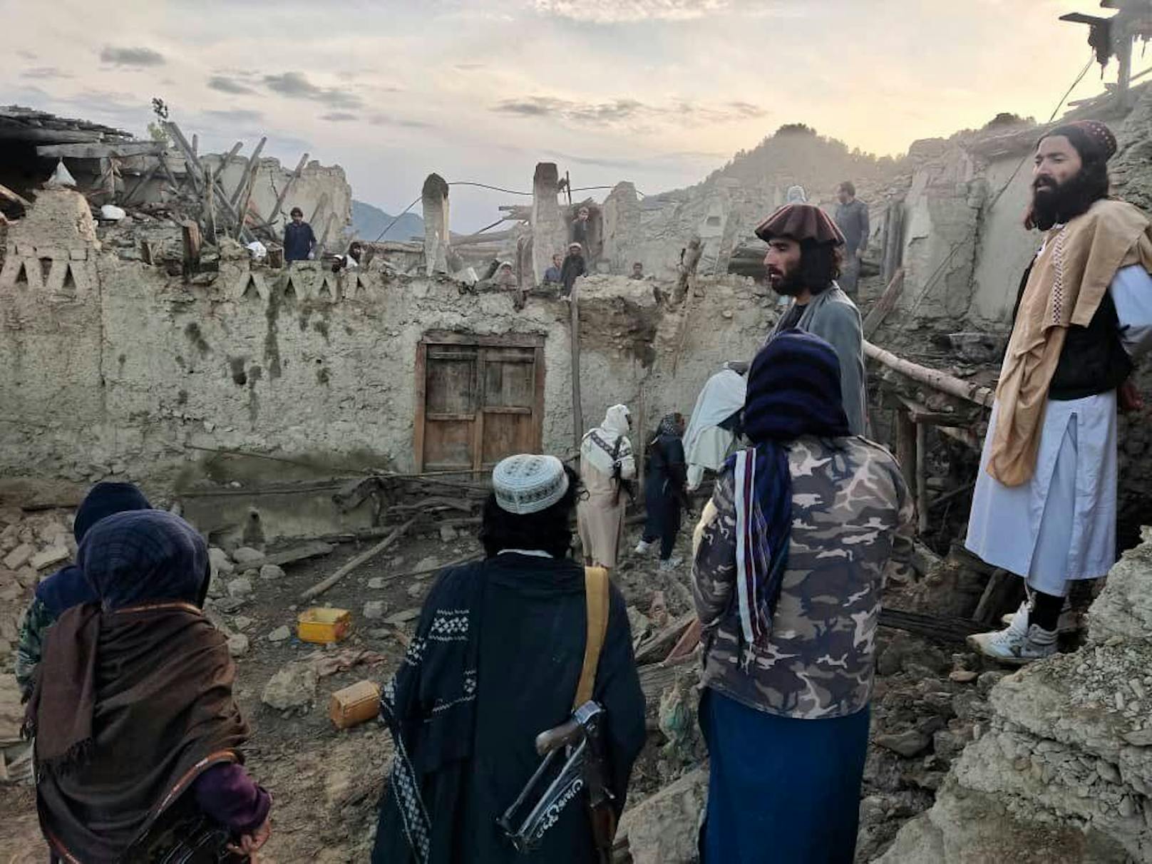 Afghanische Medien berichteten, ein Dorf sei komplett zerstört worden.
