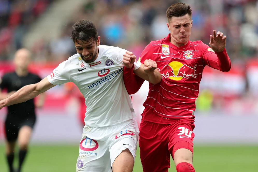 Die Wiener Austria muss gleich zum Start nach Salzburg. 