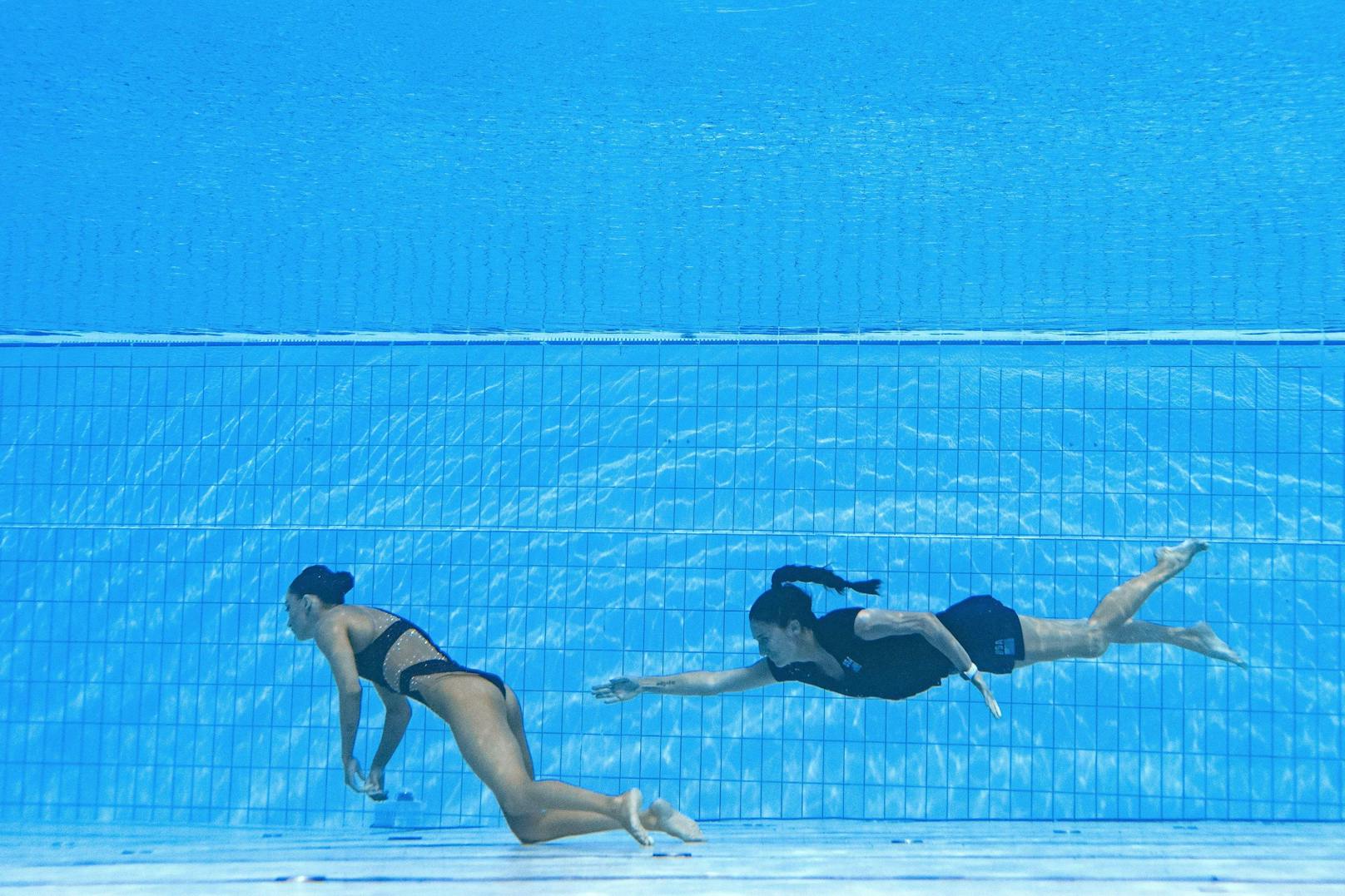 US-Synchronschwimmerin Anita Alvarez kollabiert im Becken. Ihre Trainerin Andrea Fuentes wird zur Lebensretterin. Es handelte sich um einen Schwächeanfall in Folge von Stress und Überbelastung.