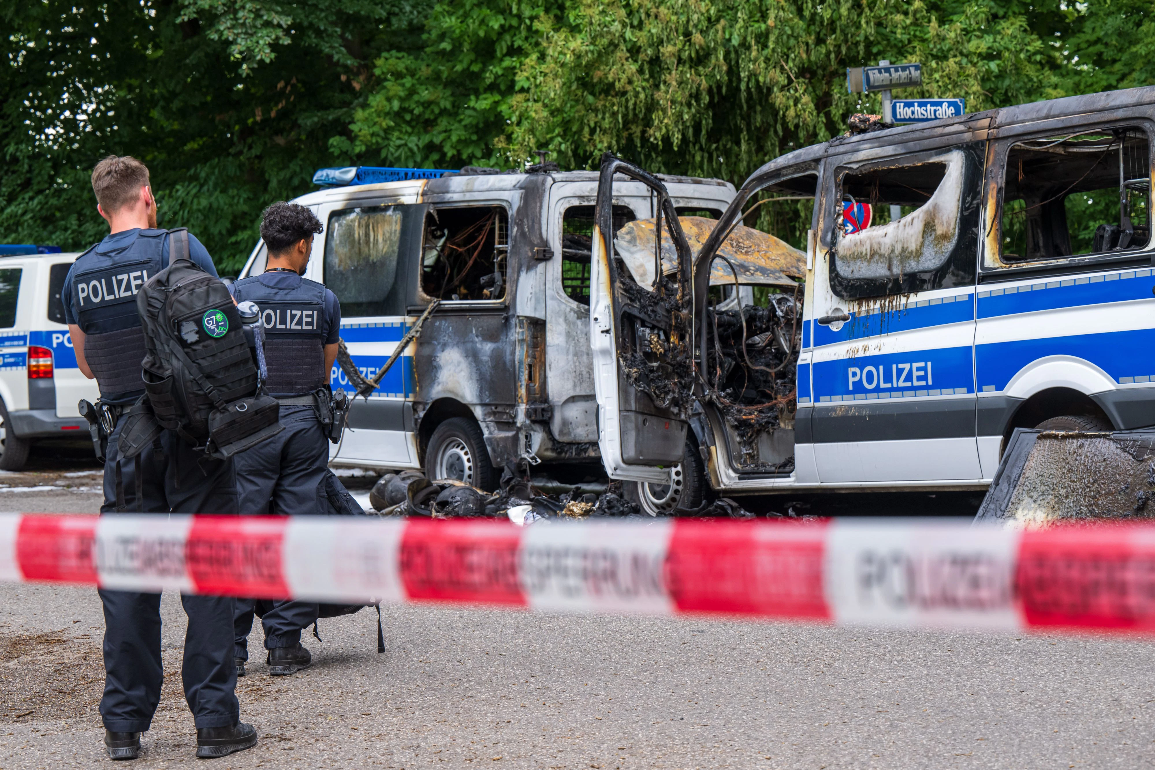 Acht Polizeiwagen sind kurz vor dem G-7-Gipfel ausgebrannt.