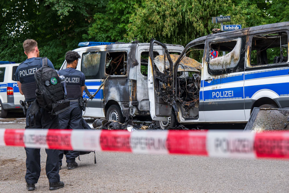 Acht Polizeiwagen sind kurz vor dem G-7-Gipfel ausgebrannt.
