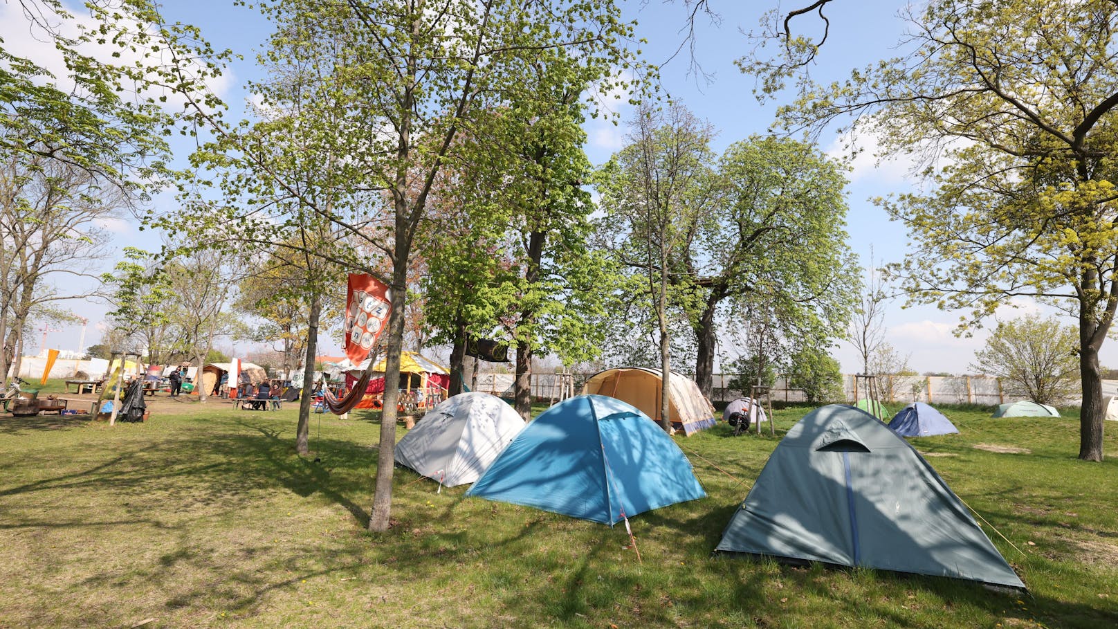 Das legale Protestcamp in der Wiener Donaustadt besteht seit August 2021. Nun wurde es erneut verlängert.